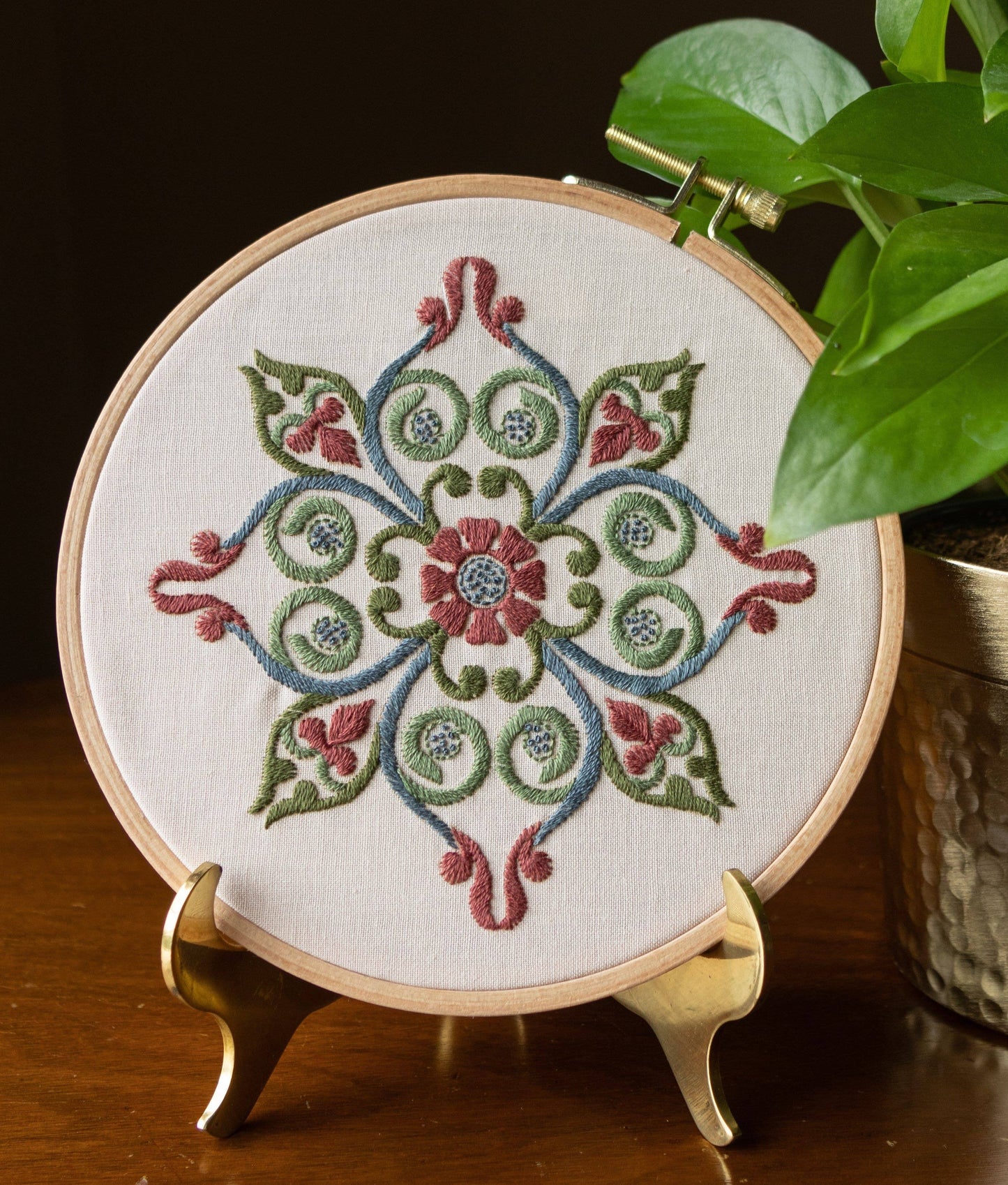 Avlea Folk Embroidery - Avlea embroidery hoop kit Georgian Rose