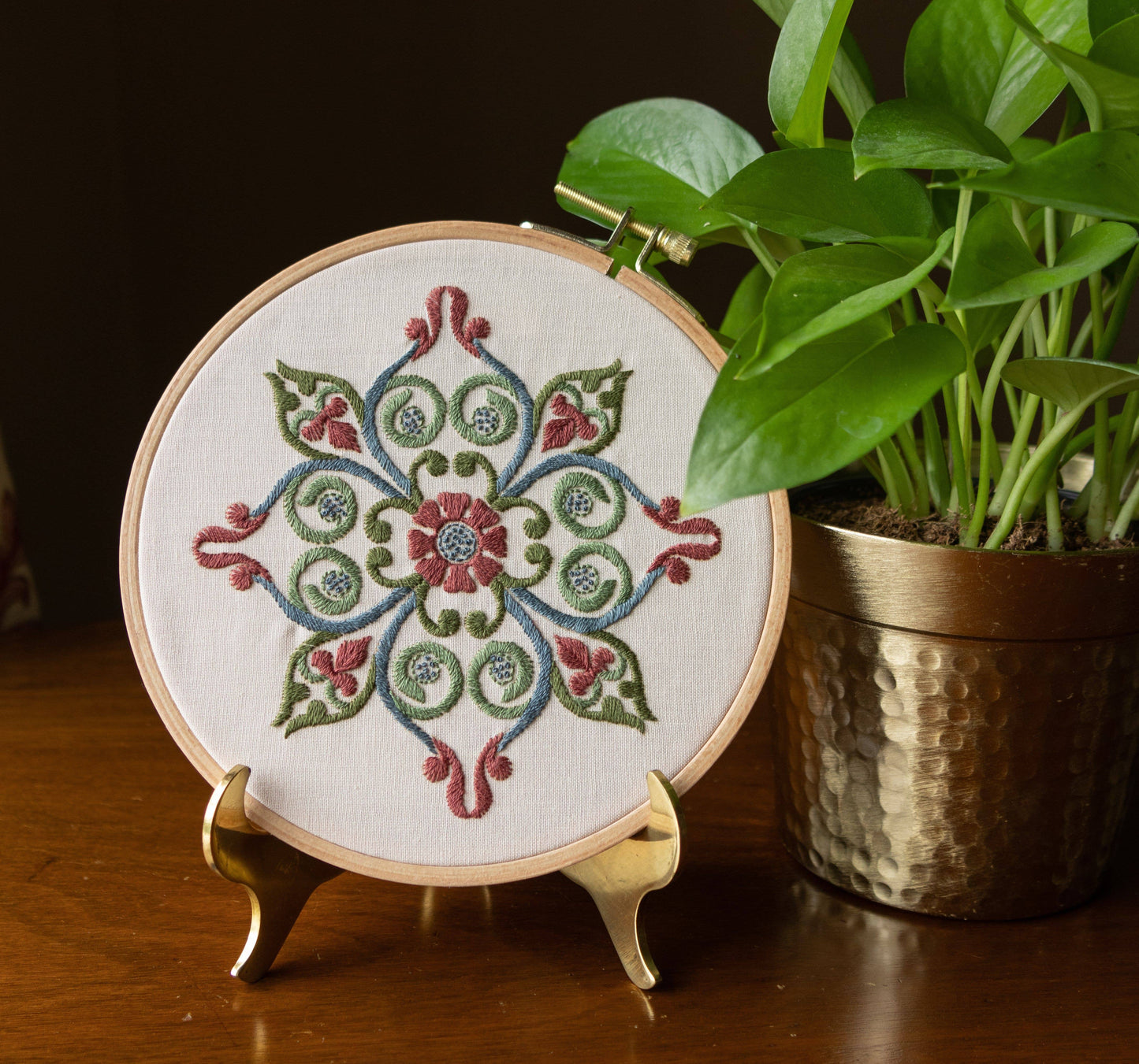 Avlea Folk Embroidery - Avlea embroidery hoop kit Georgian Rose