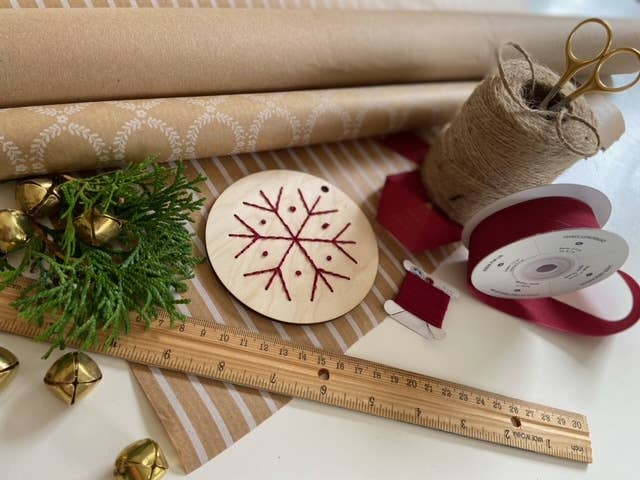 The HNB House - DIY Wood Embroidery Kit - Set of 5 Christmas Ornaments